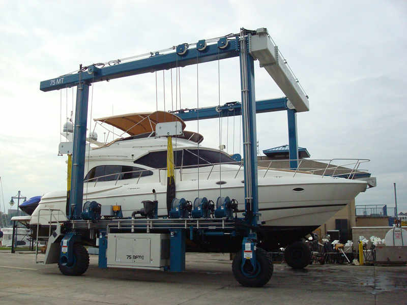 Mobile Boat Hoist for carrying ships